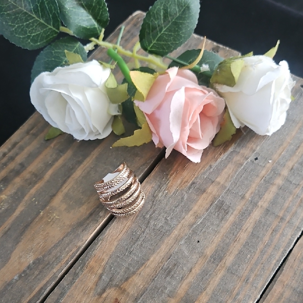 Elegant Gold-Tone Women's Ring